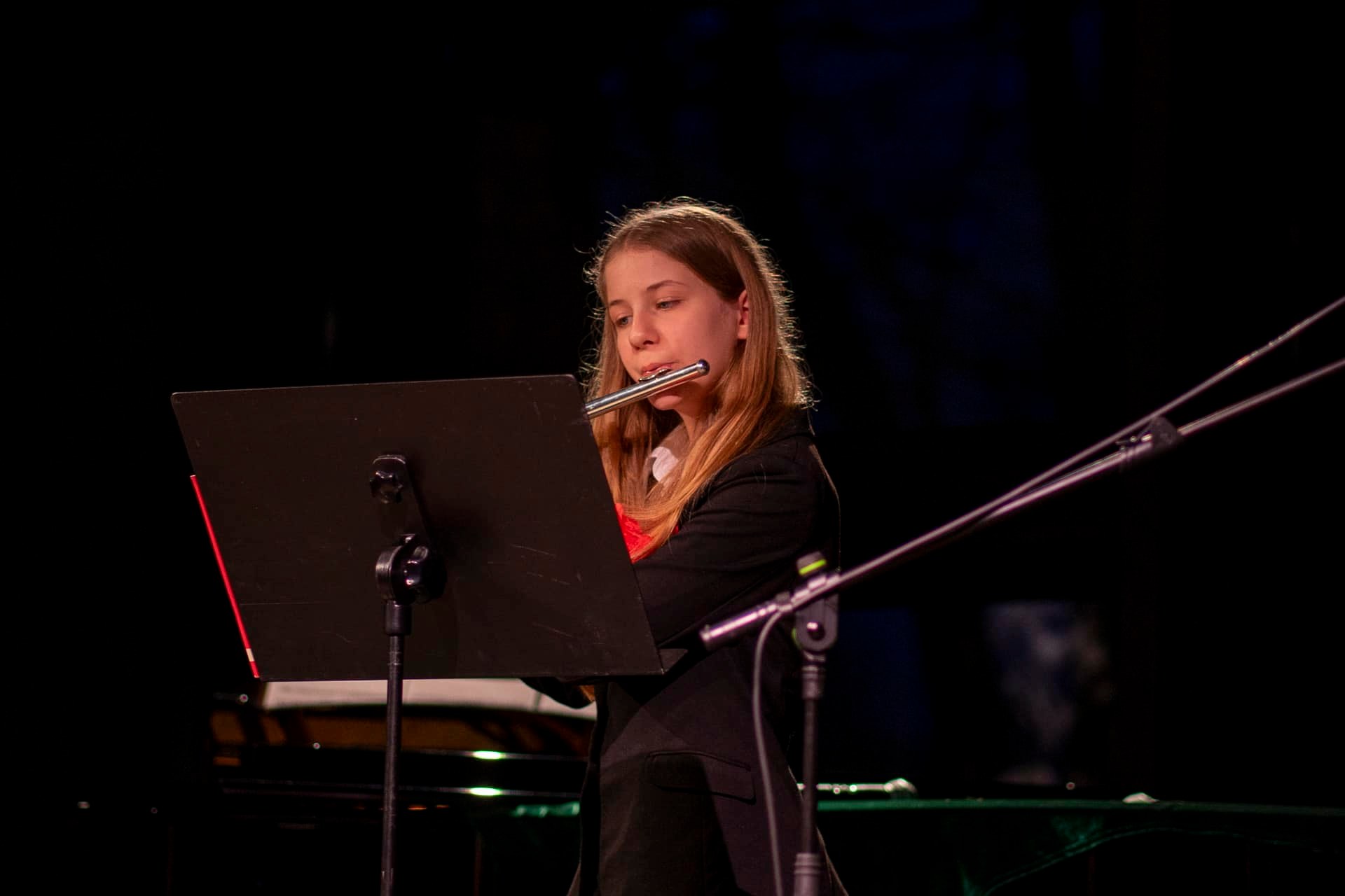 Uczennica gra na flecie