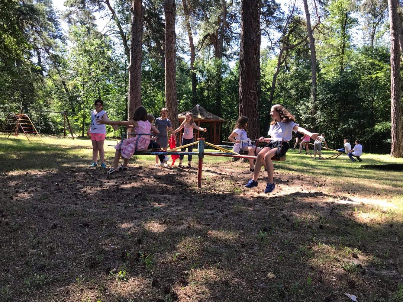 Zabawa na karuzeli w lesie