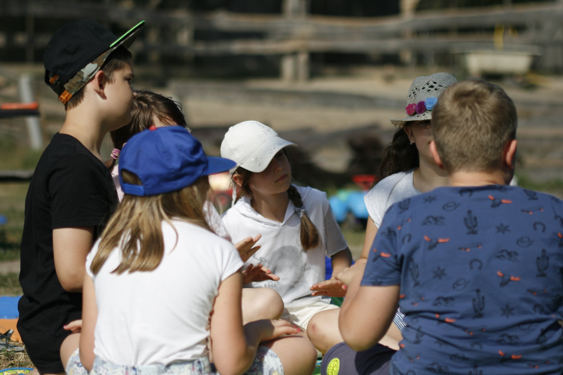 Dzieci podczas rozmowy